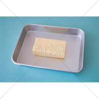 調理バットに載せた200gのバターの写真素材(5)