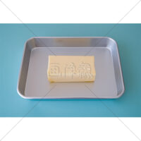 調理バットに載せた200gのバターの写真素材(6)