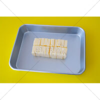 調理バットに載せた200gのバターの写真素材(9)