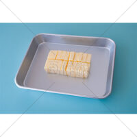 調理バットに載せた200gのバターの写真素材(12)