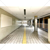 薄暗い地下鉄の駅のホームの写真素材