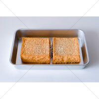 バッドに入った厚揚げの写真素材（1）