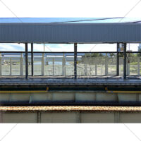 川が見える夏の電車のホームの写真素材（1）