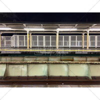 雨降る夜の駅のホームの写真素材（1）