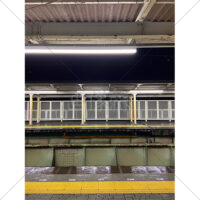 雨降る夜の駅のホームの写真素材（2）