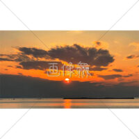 茜空に沈む夕日の写真素材