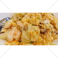 大きなエビが入った炒飯の写真素材