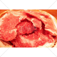 お皿いっぱいに乗ったおいしそうな羊肉の写真素材