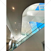 エスカレーターの隙間から青空とビルが見える写真素材