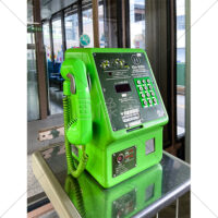 駅のホームにある緑の公衆電話の写真素材（1）
