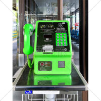 駅のホームにある緑の公衆電話の写真素材（2）