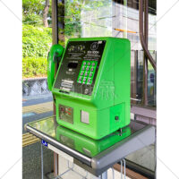 駅のホームにある緑の公衆電話の写真素材（3）